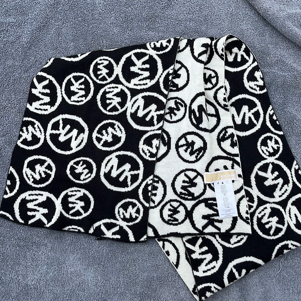 Reversible Michael Kors knit scarf